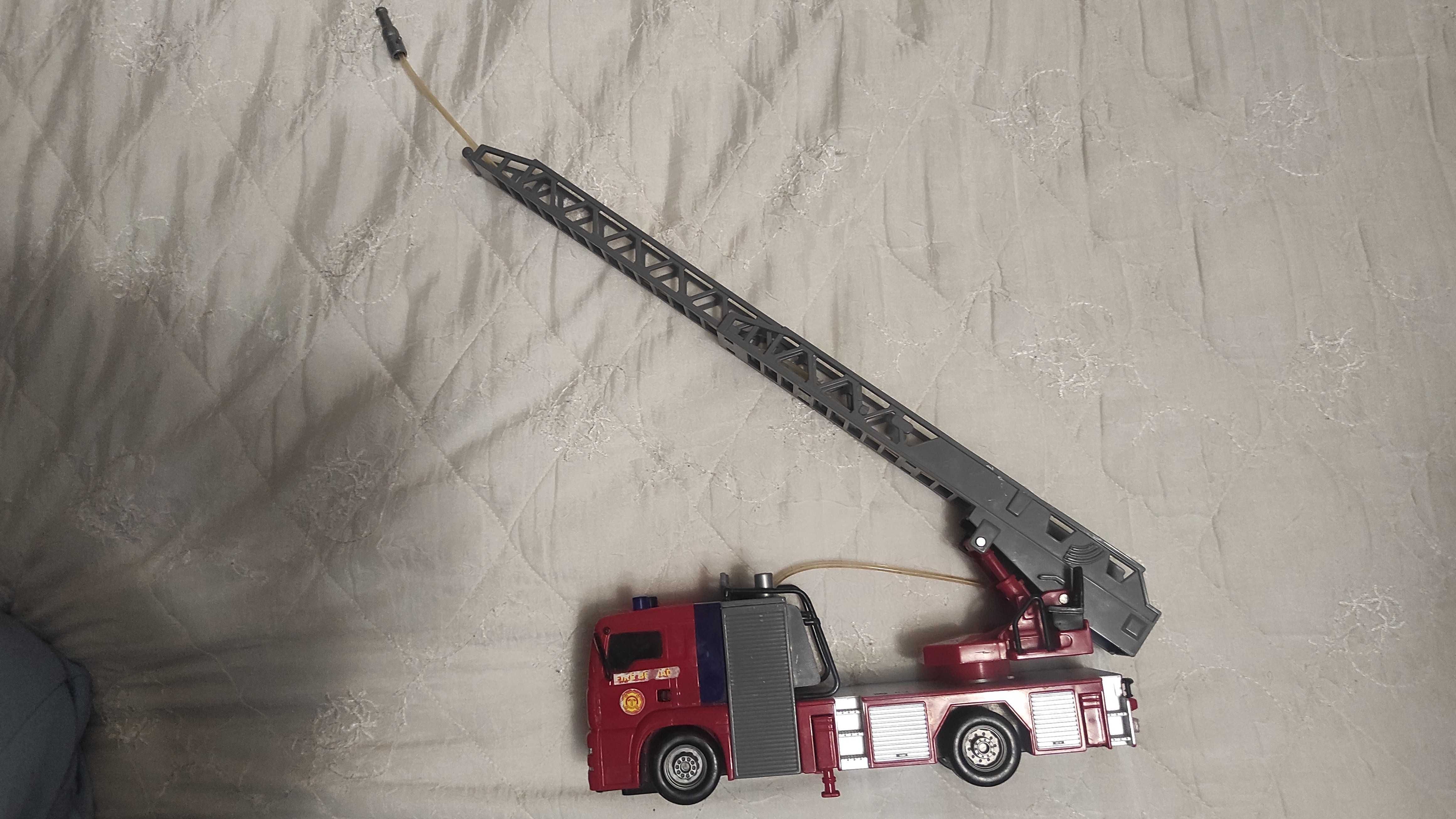 Пожежна машина з поливним щлангом