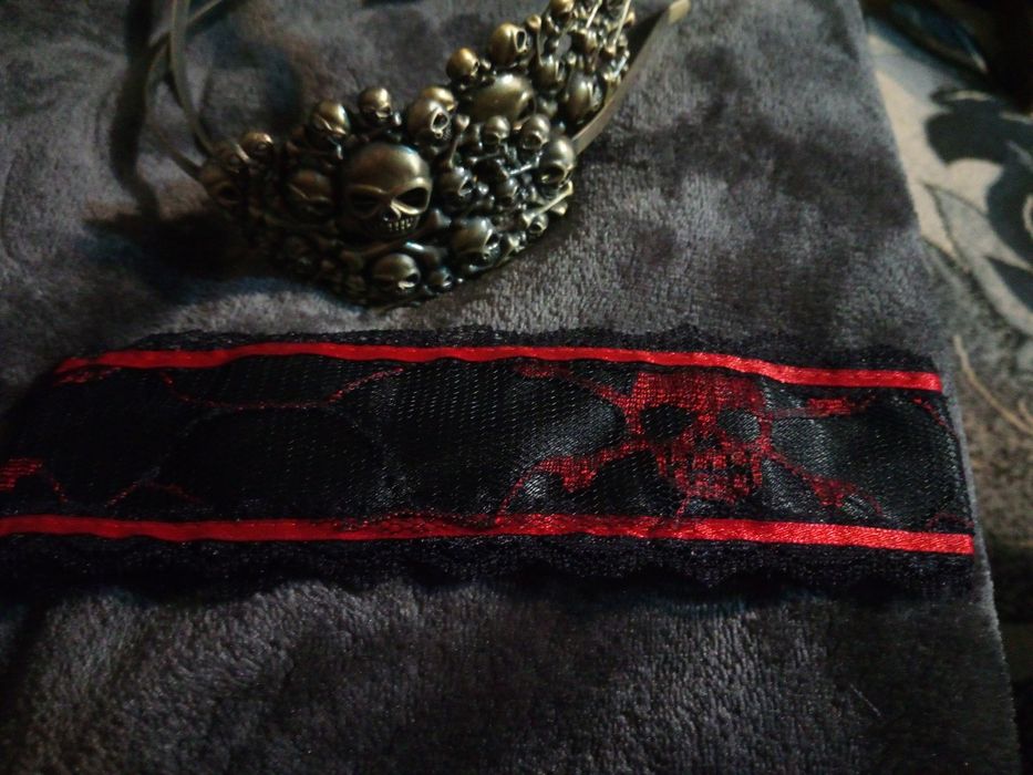 5 (30). Czaszki opaska na szyję