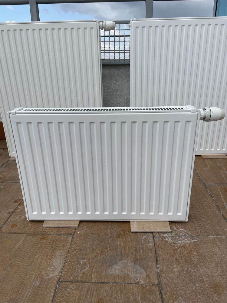 3 Grzejnki panelowe z glowicami termostatycznymj Danfoss