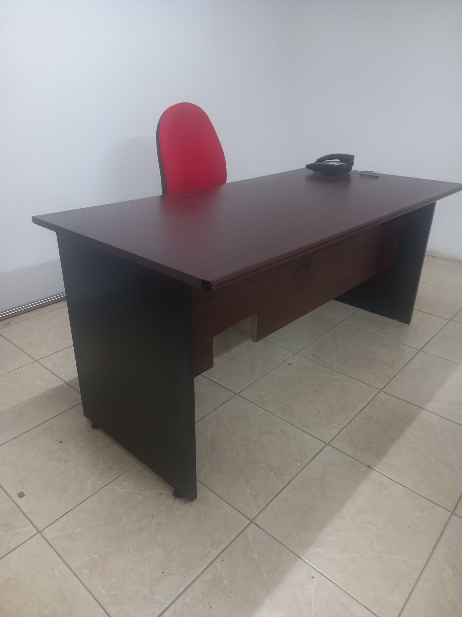 Secretária com oferta da cadeira. Secretaria 160 comp.  80largura , al