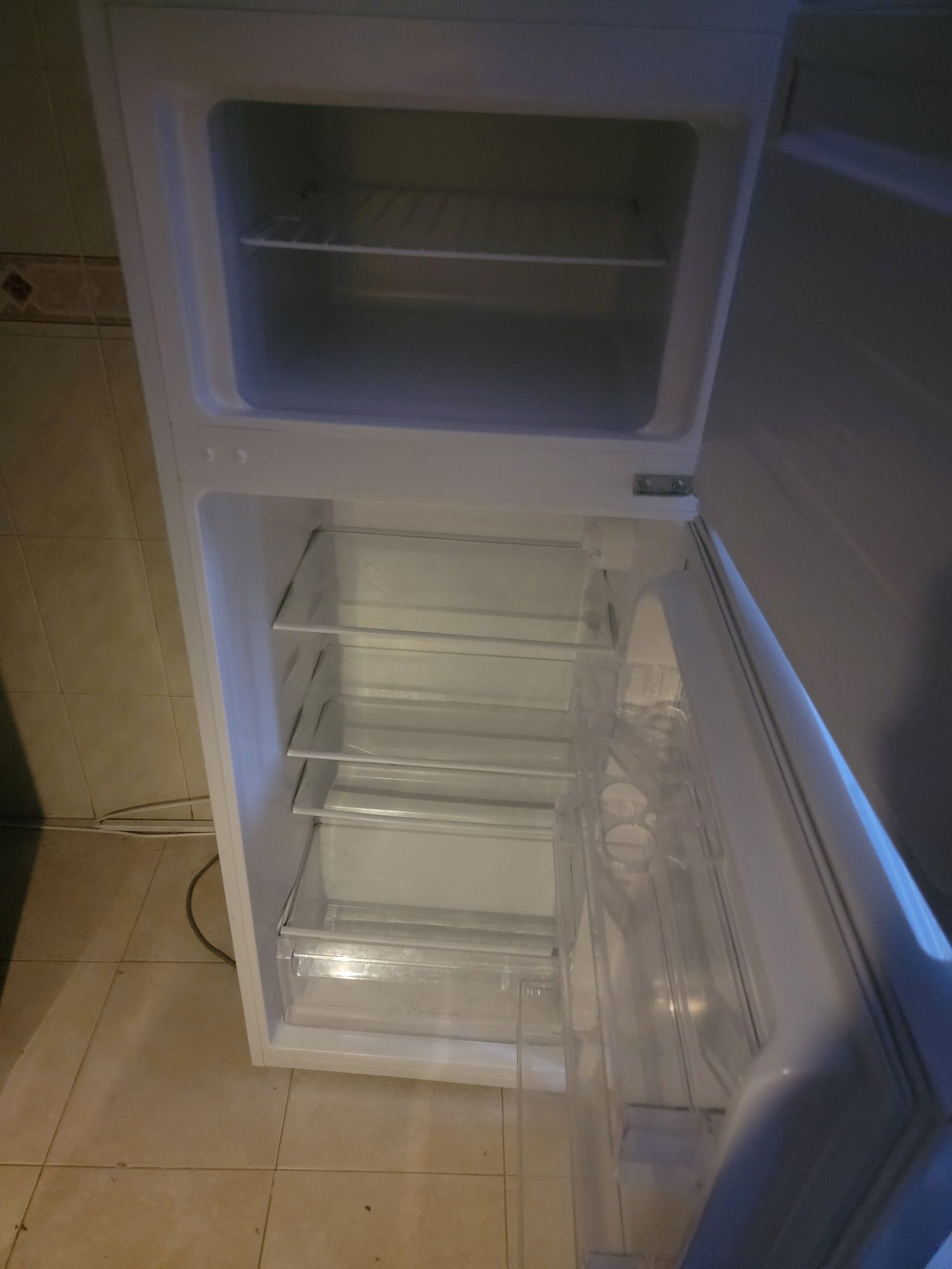 Frigorffico KUNFT KDD5195 (Estático -143 cm -206 L- Branco)