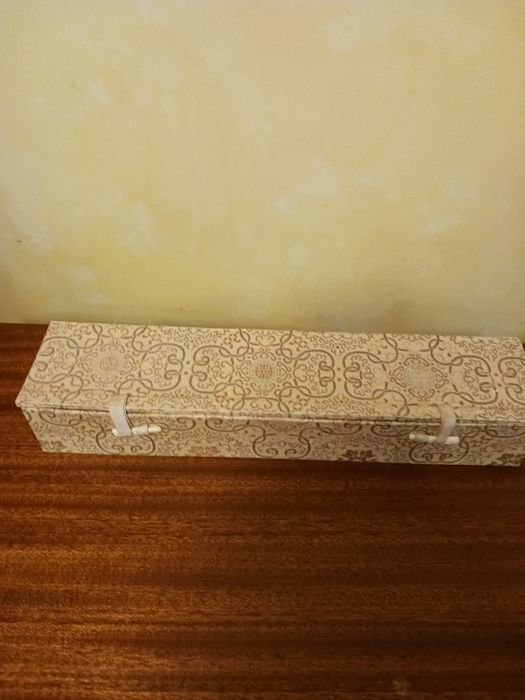 Embalagem em cartão decorado com fechos tipo botãol