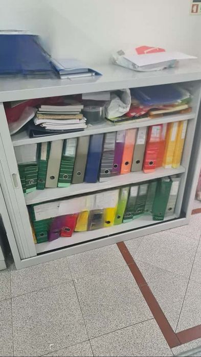 Armário com Portas de Persiana