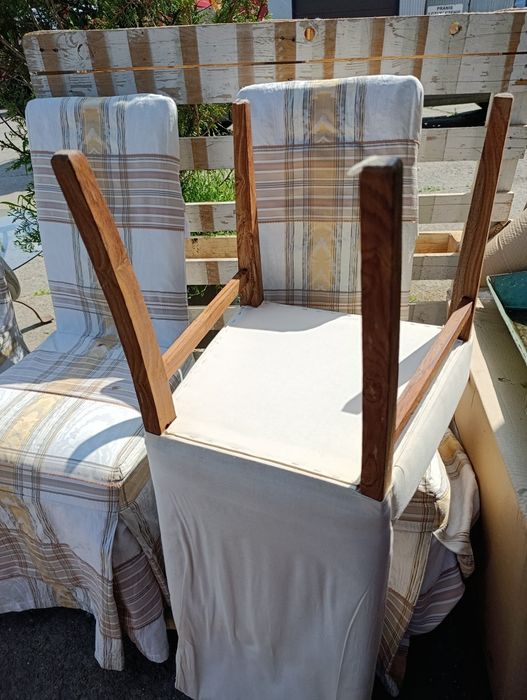 Krzesła drewniane z pokrowcem