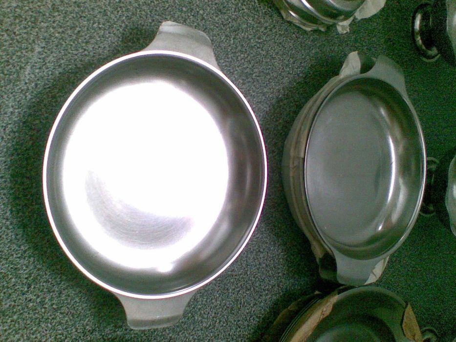 Посуда из нержавеющей стали.