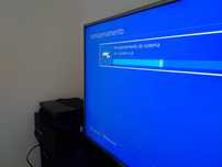 Consola PS4 1TB + Comando + Vertical Stand + 2 Jogos
