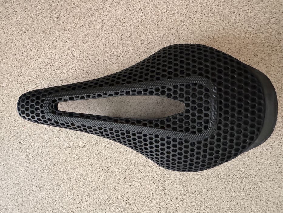 Siodelko 3d carbon kocevlo 265x140