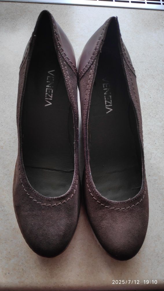 Czółenka, buty Venezia zamszowe, roz. 41