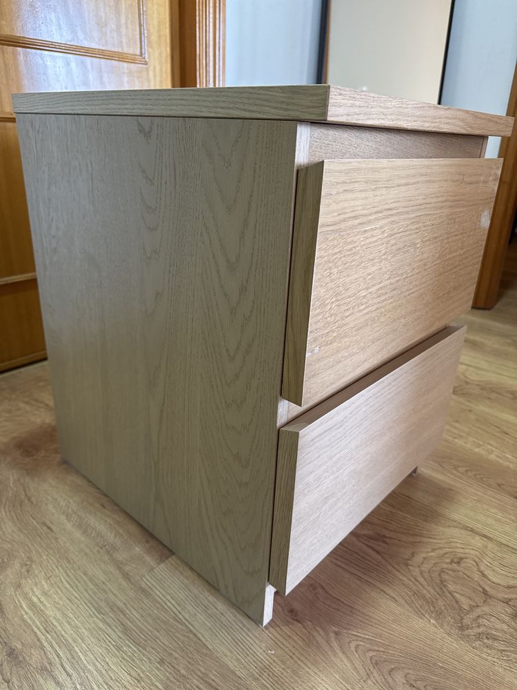 Mesa de cabeceira com duas gavetas