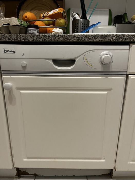 Máquina de lavar louça Balay usada, a funcionar sem problemas