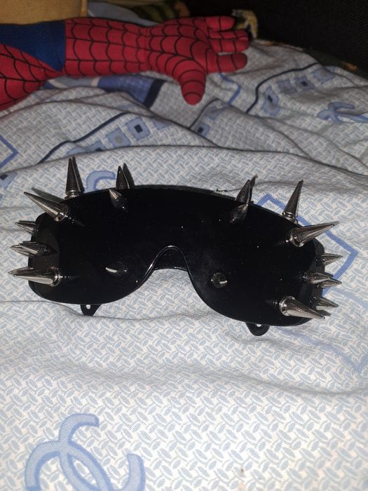 Окуляри з шипами