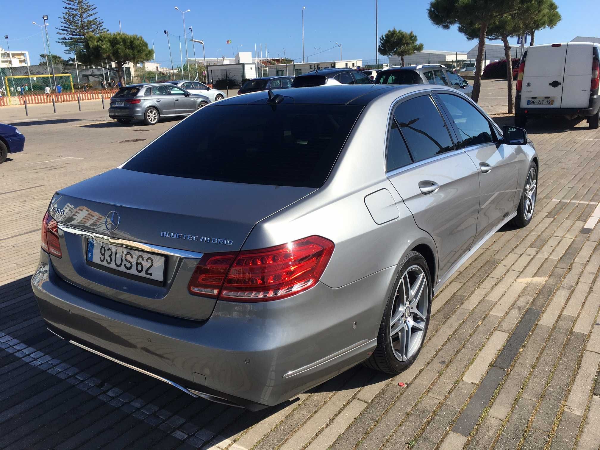 Mercedes E300 Hybrid 2015 com teto panorâmico