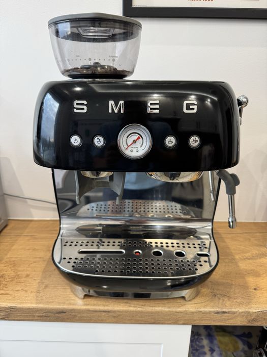 OKAZJA Ekspres kolbowy SMEG z wbudowanym młynkiem - czarny kolor