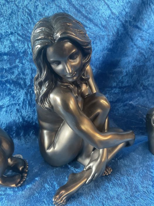 Esculturas femininas altura 21 cm   Anúncios abaixo