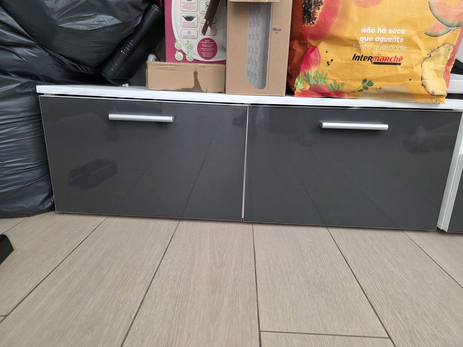 Móvel de sala com módulos suspensos e base – alto brilho preto e branc
