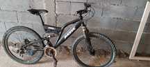 Bicicleta de montanha (BTT) preta.