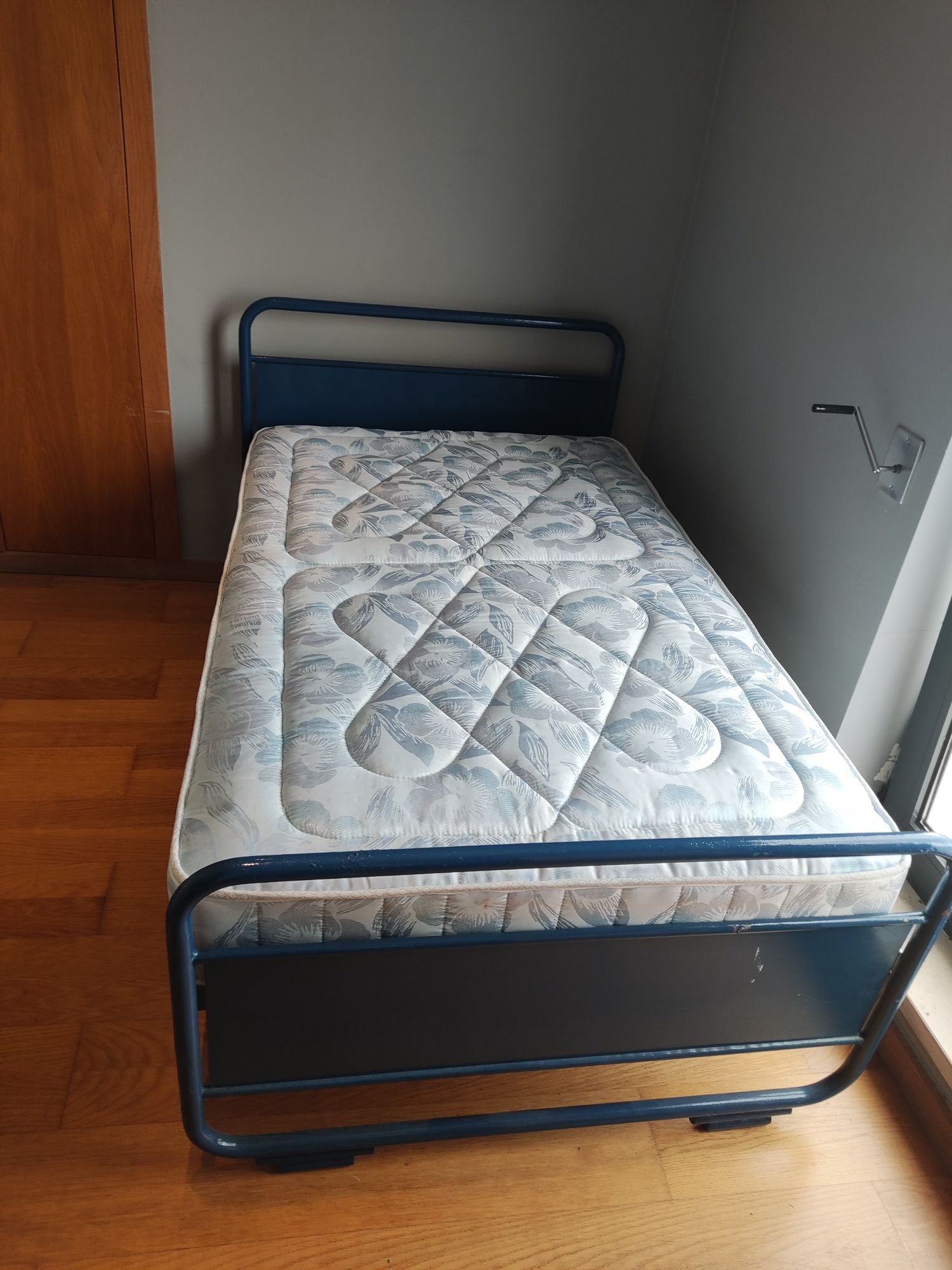 Cama armação de metal + colchão