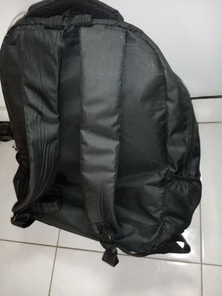 5€ Mochila com vários zonas de arrumação mas em bom estado
