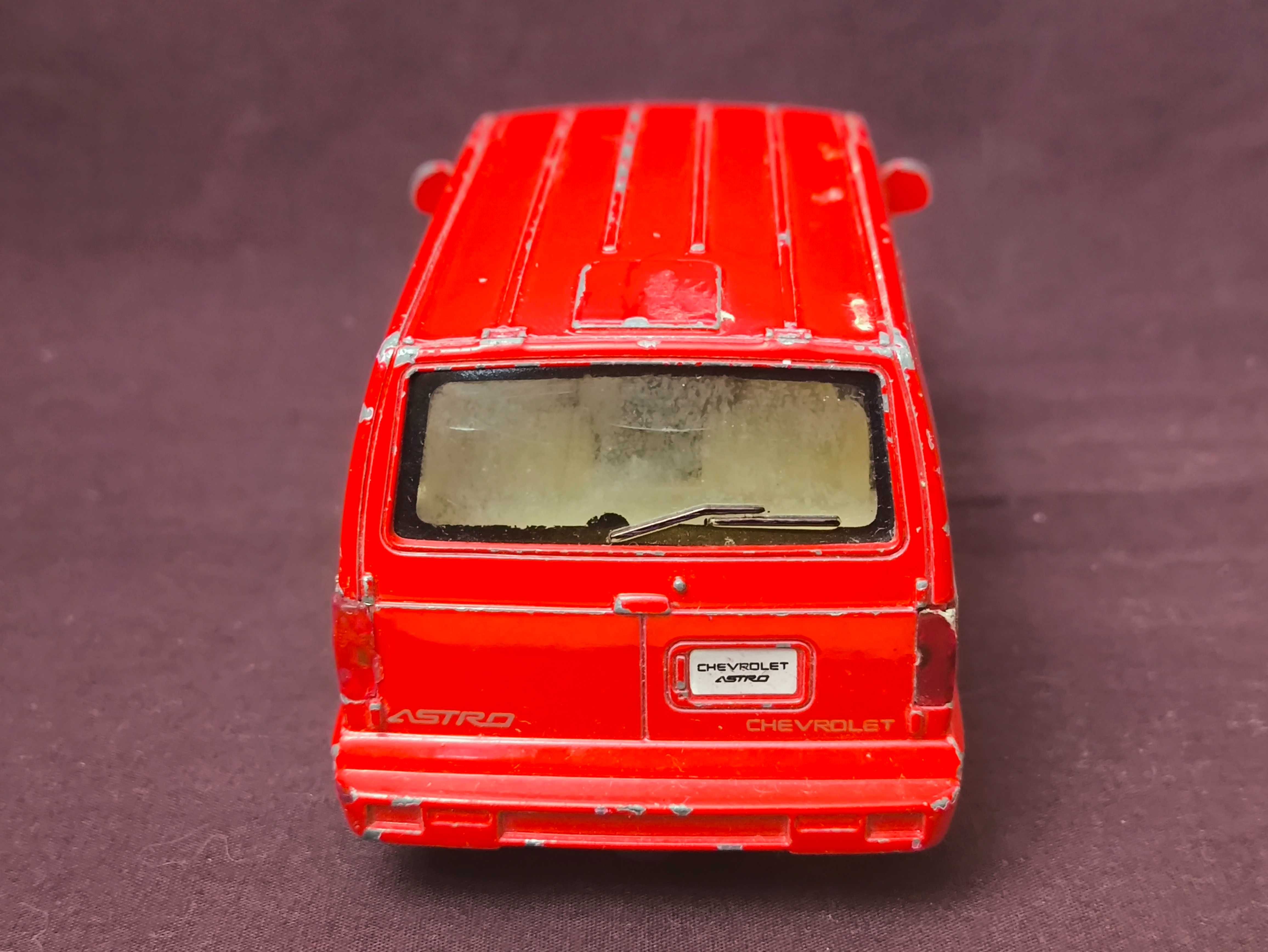Машинка инерционная Astro Van 2001 1:38 Kinsmart Красная