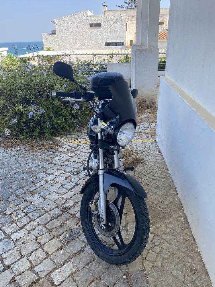 Mota Yamaha preta 125 cc de 2006, com 50000 Quilometros, trabalha bem