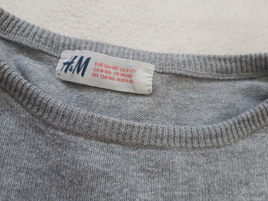 H&M Dzianinowy sweterek z cekinowym lisem szara cekiny r.134-140.