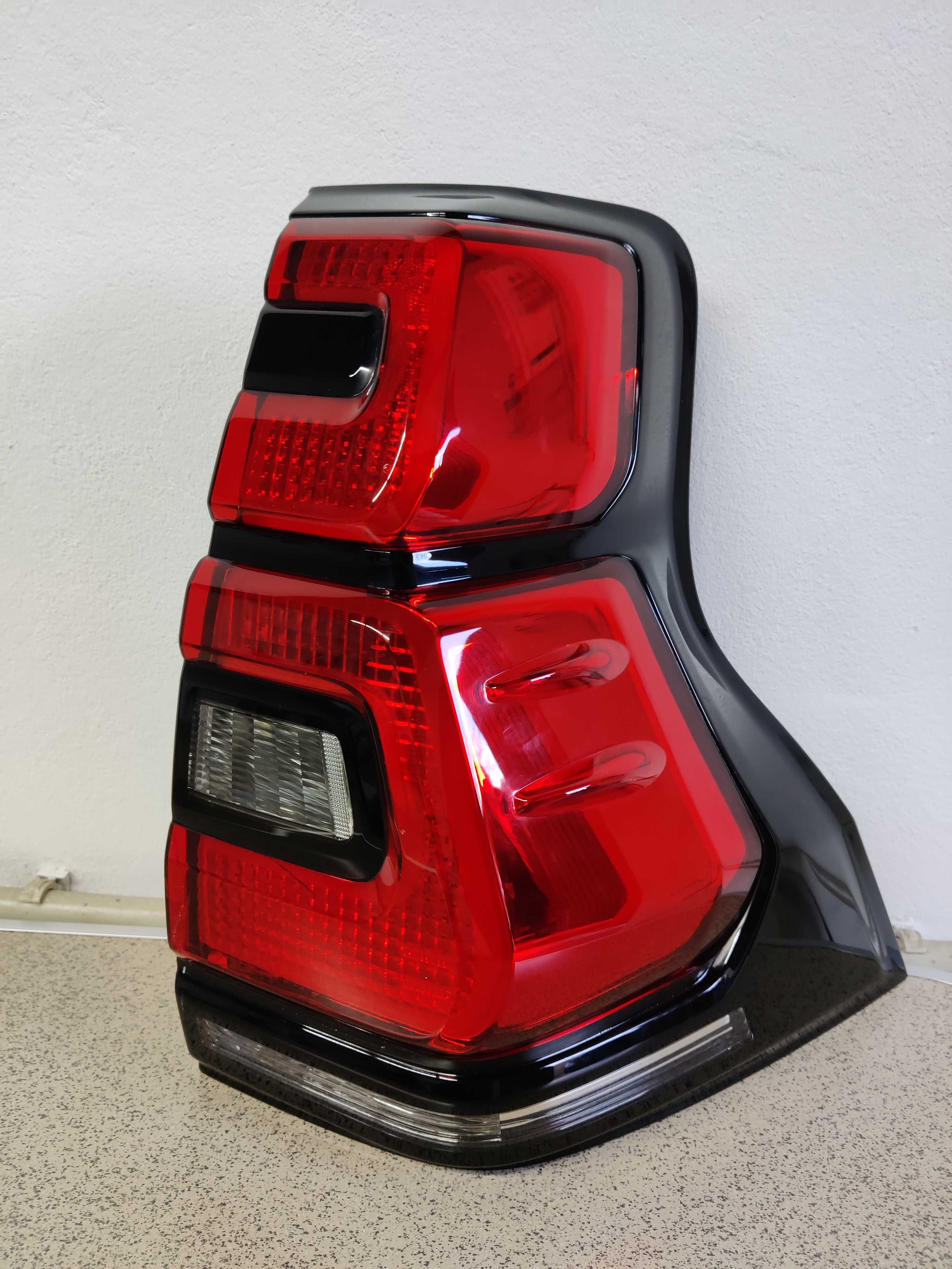 Задній правий ліхтар (фонар) для Toyota Land Cruiser 150. Оригінал