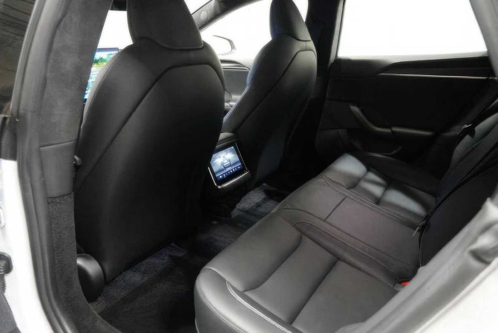 Tesla Model S Plaid      2022