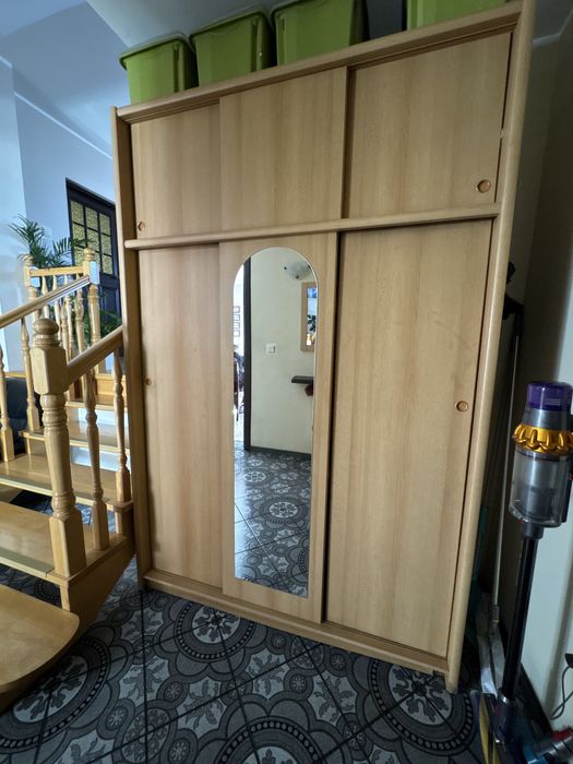 Duża szafa z drzwiami przesównymi