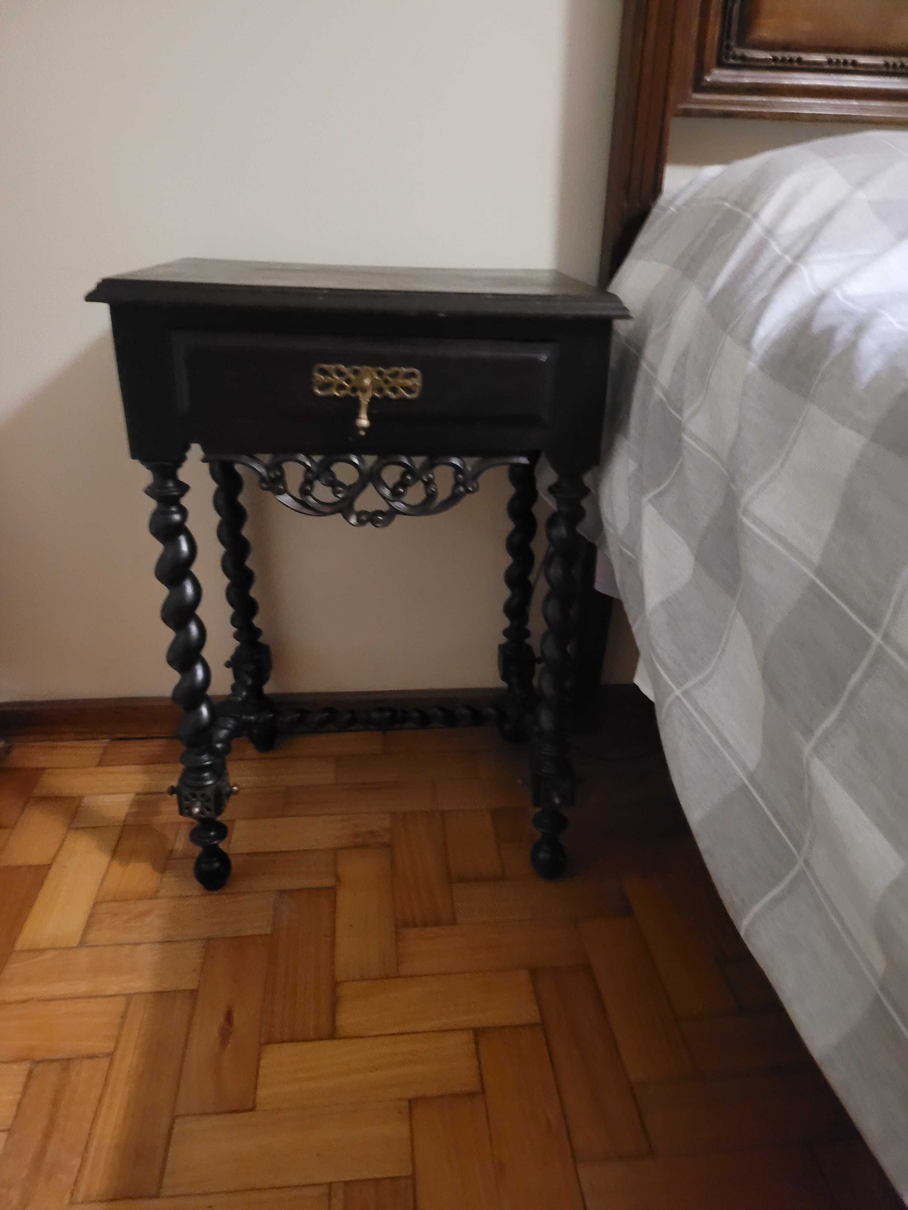 Cama antiga com mesas de cabeceira em muito bom estado