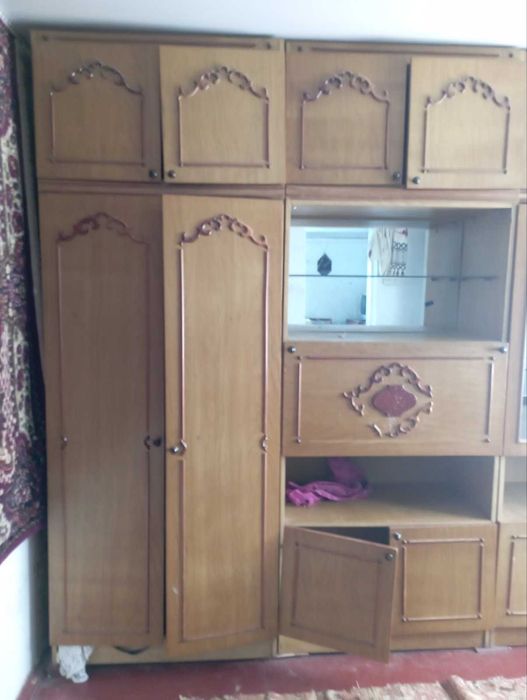 Меблі в кімнату -стінка  світлого кольору, розмір 3.5 м,