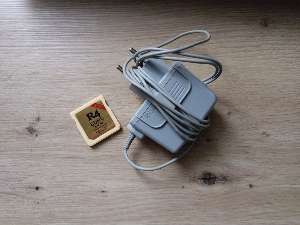 Nintendo DSi XL + R4