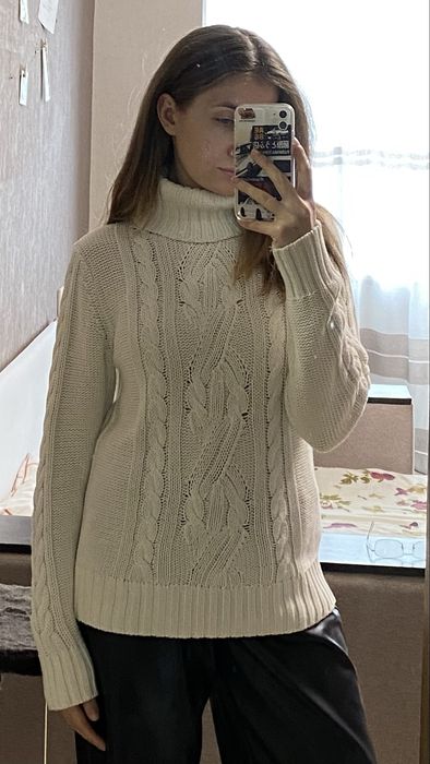 Жіночий вʼязаний светр