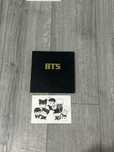 BTS – “2 Cool 4 Skool” – 1º Álbum com Adesivo Original