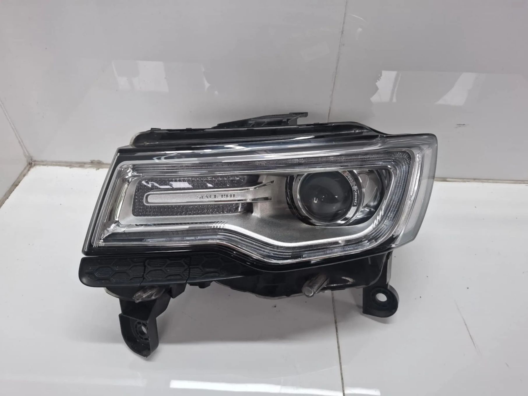 LEWA LAMPA PRZEDNIA PRZÓD JEEP GRAND CHEROKEE WK2 XENON 14-