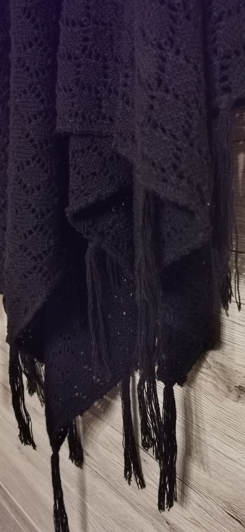 Ażurowe pancho czarne z frędzlami