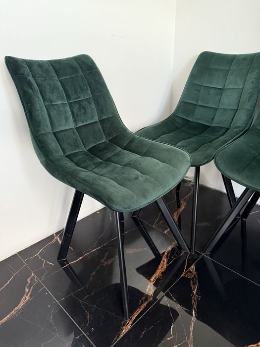 Cztery krzesła pikowane butelkowa zieleń