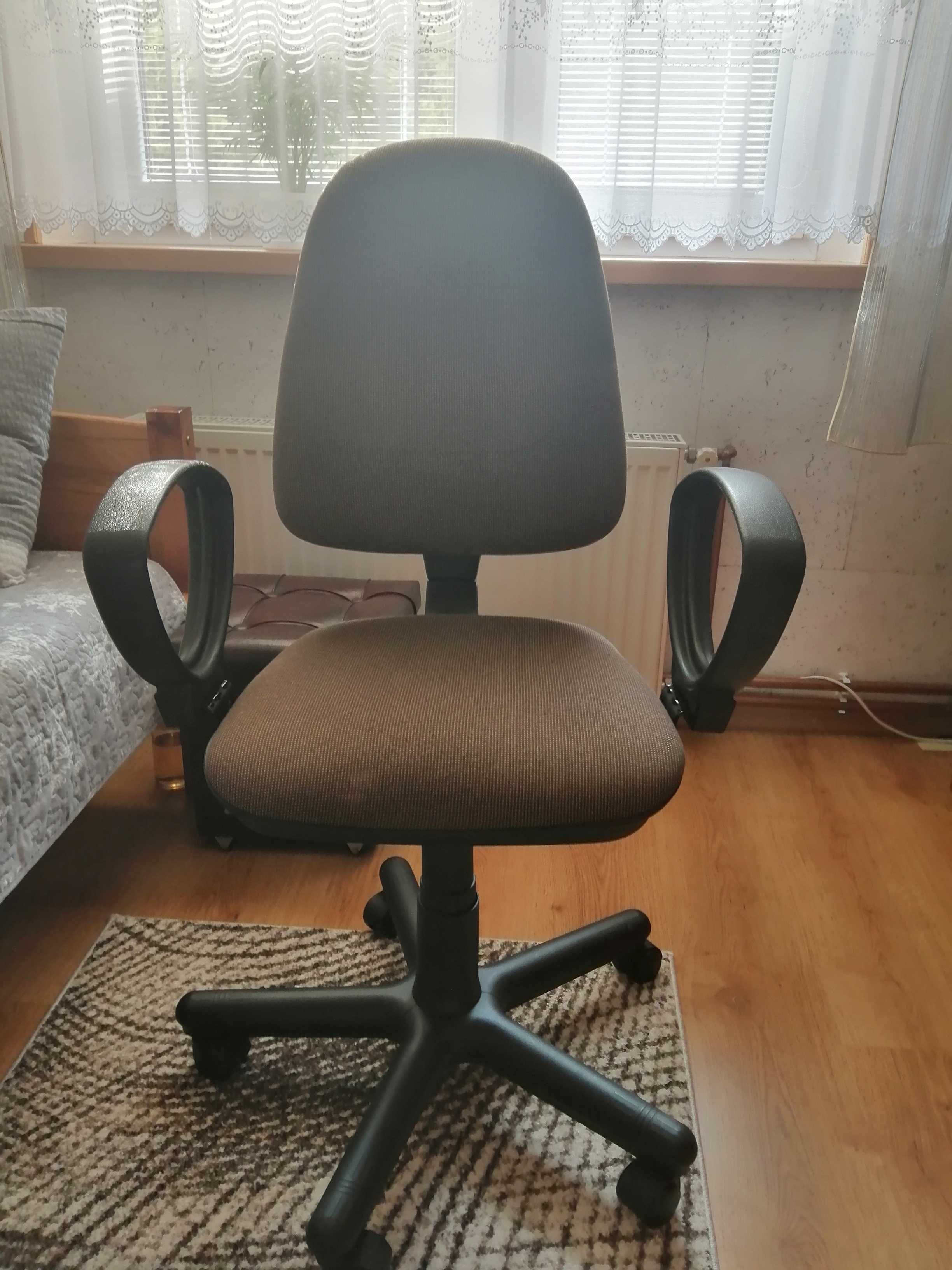 Krzesło obrotowe na kółkach