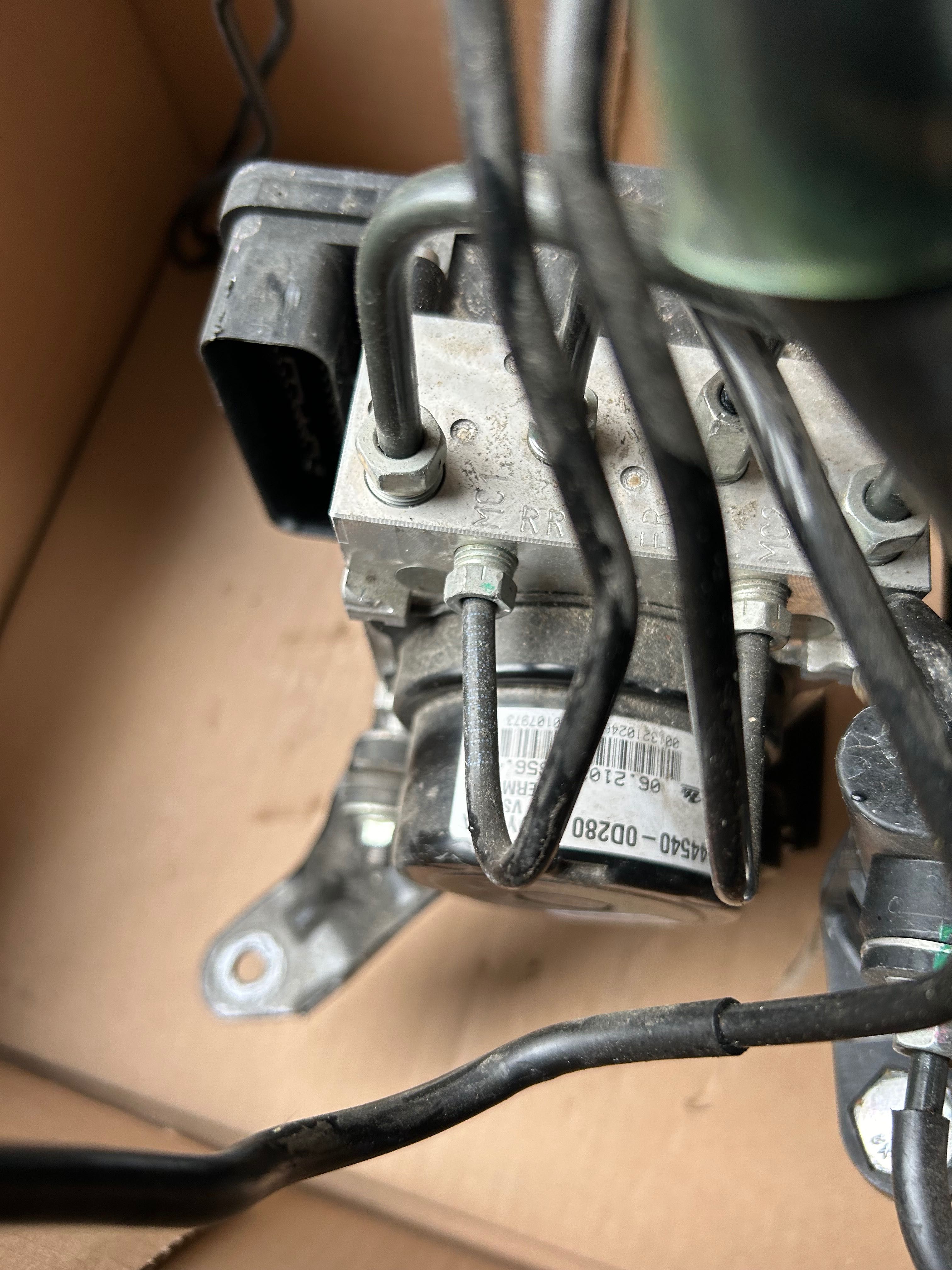 Toyota yaris III 17-20 lift serwo pompa abs zbiorniczek płynu hamulcow