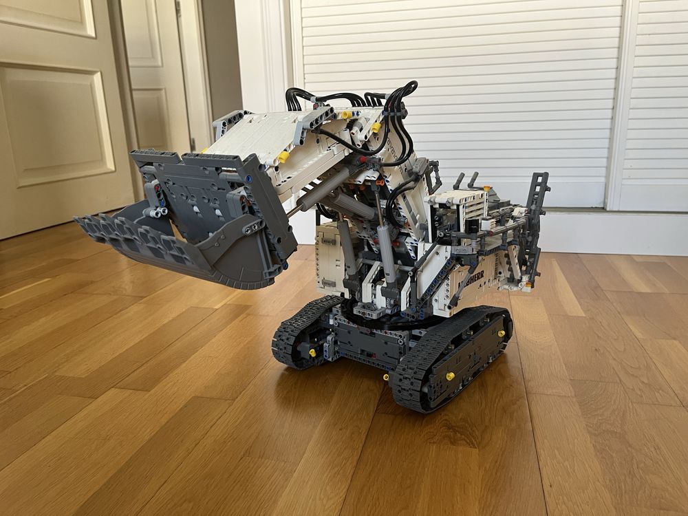 Lego Technic Lierbherr R 9800 Excavator
