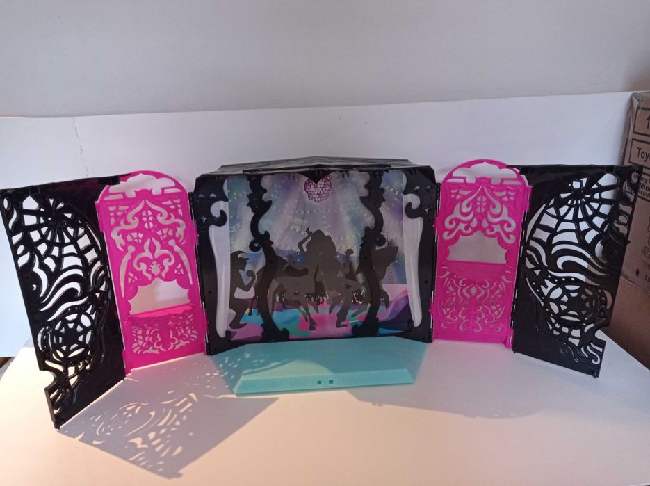 Монстр хай moster high 13 бажань вечеринка -
Работает.