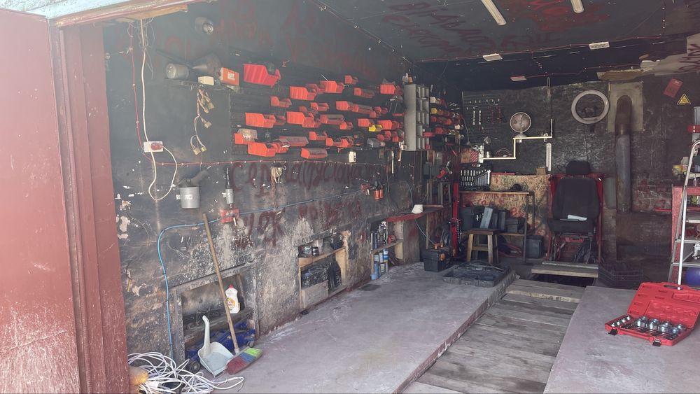Продам гараж з інструментом під сто