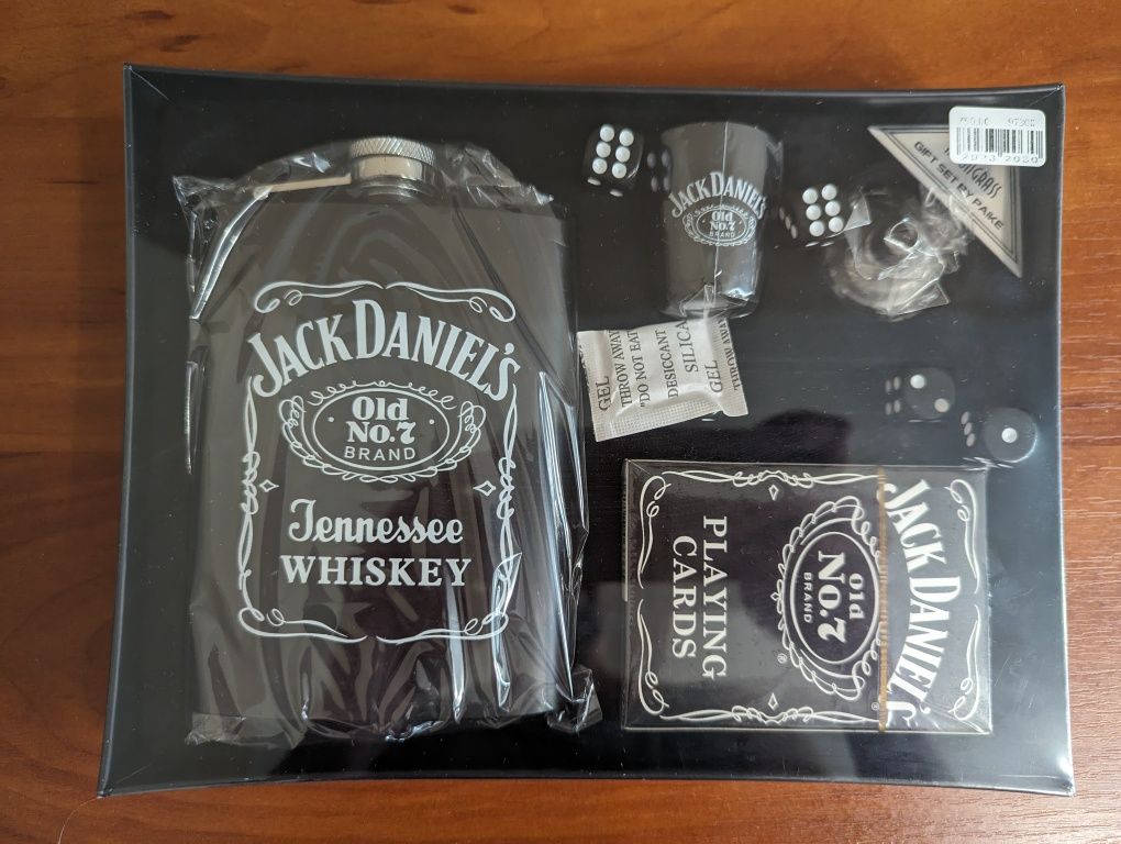 Подарочный набор Jack Daniels (фляга, карты, кости))