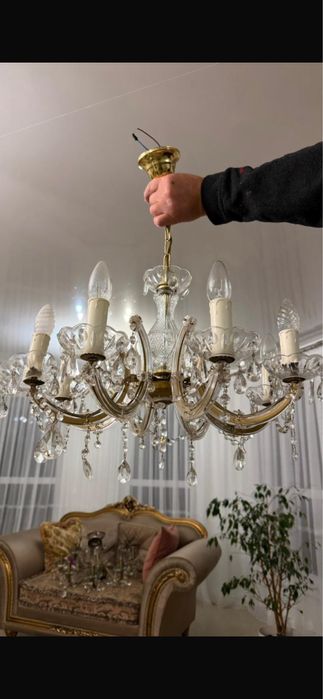 Гарна люстра на вісім ламп