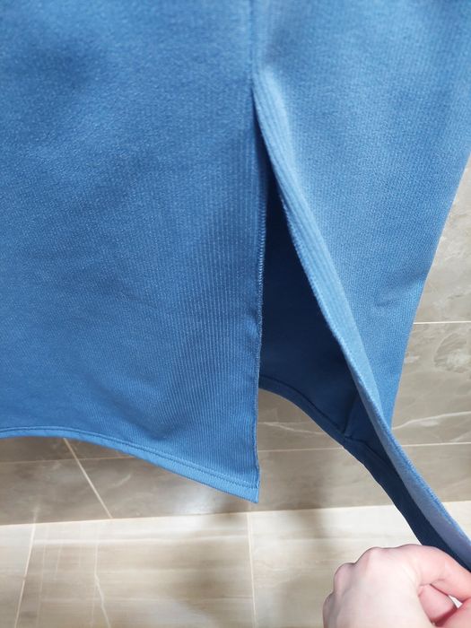 Сукня в рубчик з розрізом на флісі