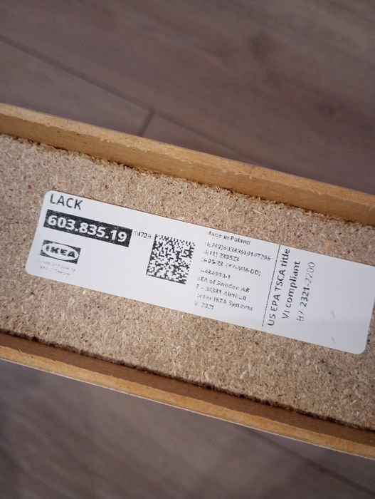 Dwie półki wiszące.