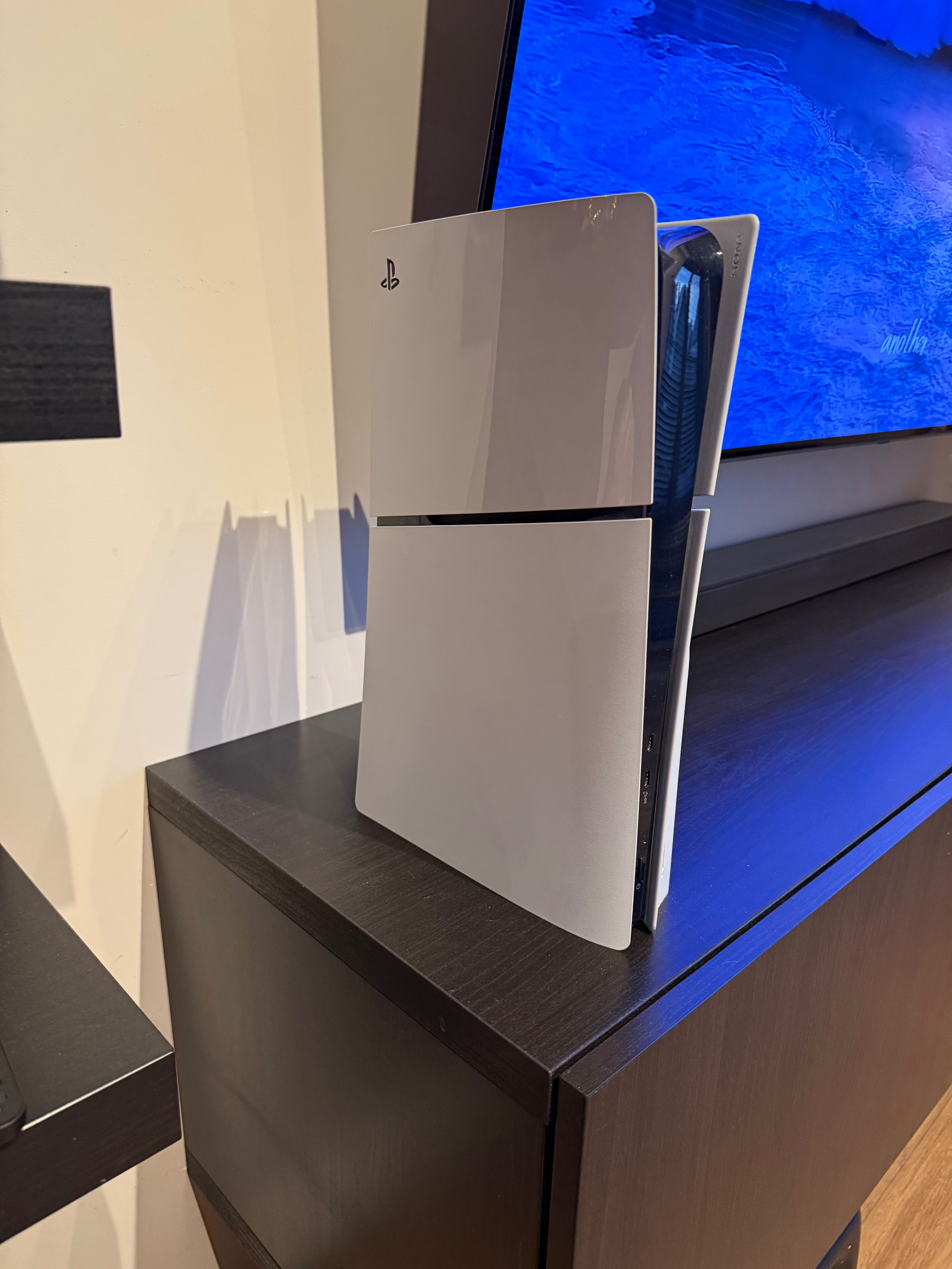 PlayStation 5 + 2 pady. Konsola nowa użyta dosłownie 30 minut.