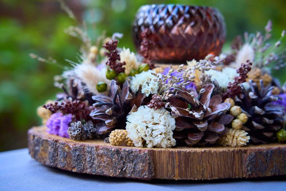 Dekoracja/stroik/świecznik z suszonych kwiatów na plastrze drewna