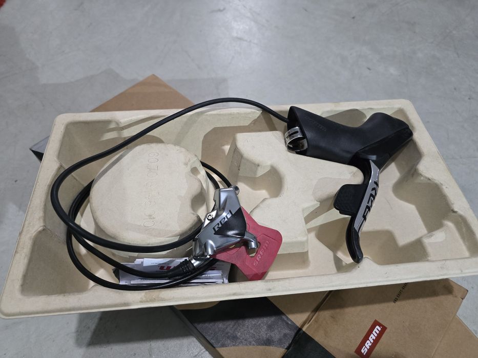 Manetes Sram Red Axs 12v, com tubos hidráulicos e pinças de travão