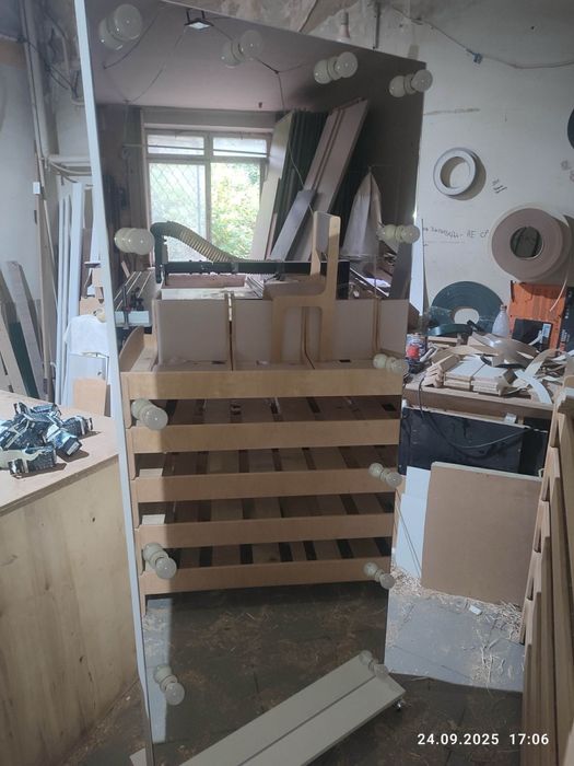 Безрамкове напольне пересувне дзеркало в повний зріст з лампами