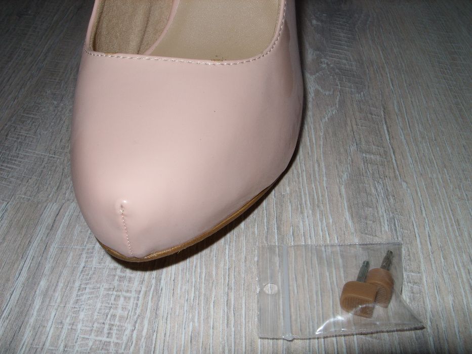 jak nowe cieliste szpilki Bershka 41 nude czółenka